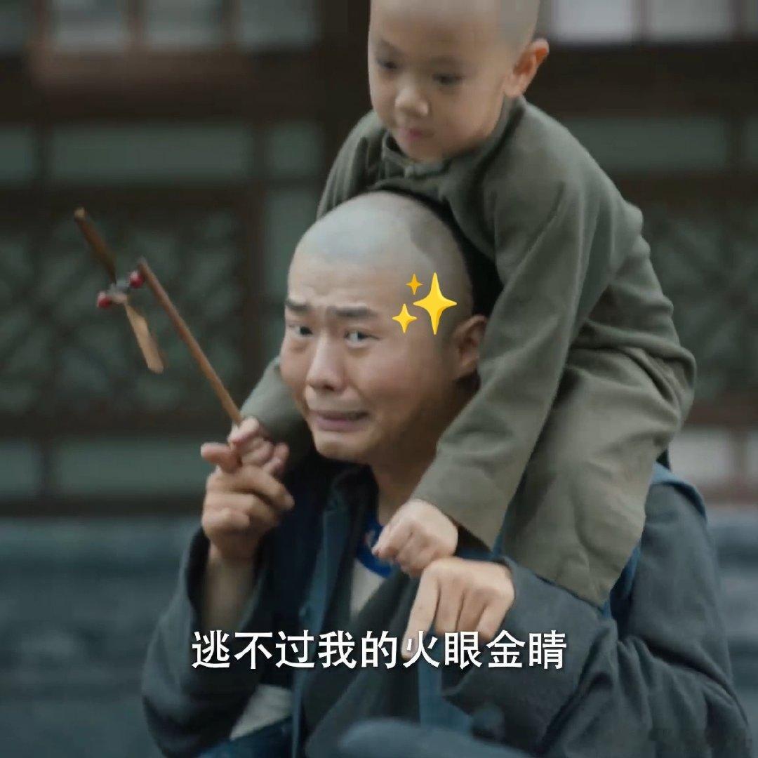 #周九良拜师六小龄童# 看他听老师指导时那认真劲儿，小手比划着学大圣的动作，像极了课堂上被点名回答问题的学生，乖巧又专注，这反差感绝了。 ​