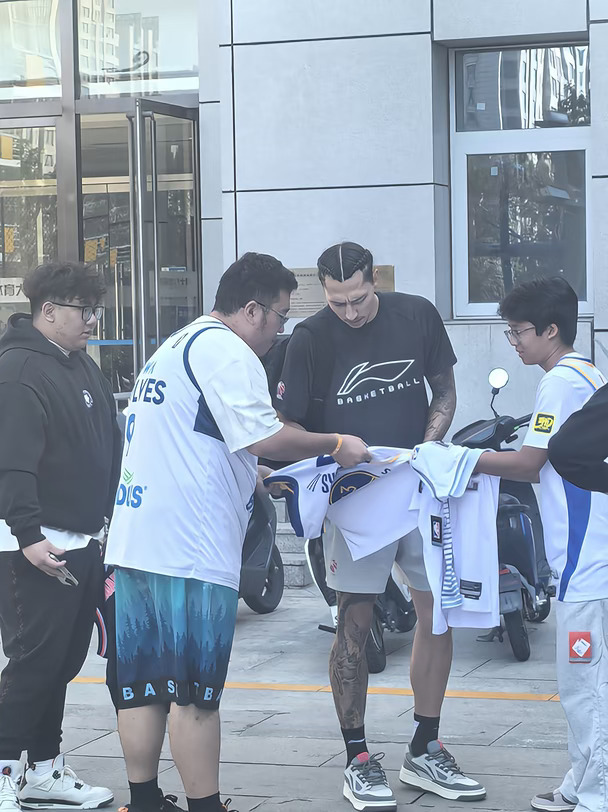 成功打卡第三位勇士前队员 林迪沃特斯