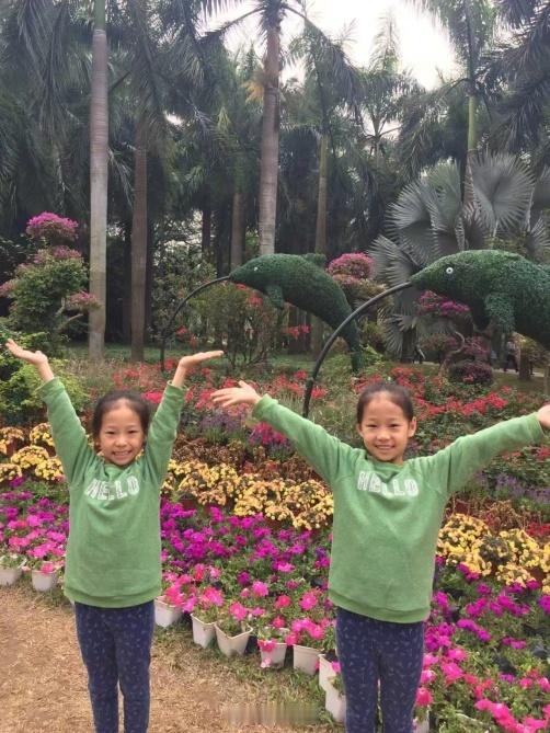 【#高中同桌同考690分进交大同专业#，成了对床室友，比同校双胞胎女生还难得】#高中同桌同分大学同班同室#无巧不成书。8月25日，上海交通大学新生报到日。来自安徽马鞍山二中理科班的一对同桌：何雨霏、杭家乐，一起找到了自己的学生宿舍——东24号楼。令她俩想不到的是，两人不仅高考同分690分，也不 ​