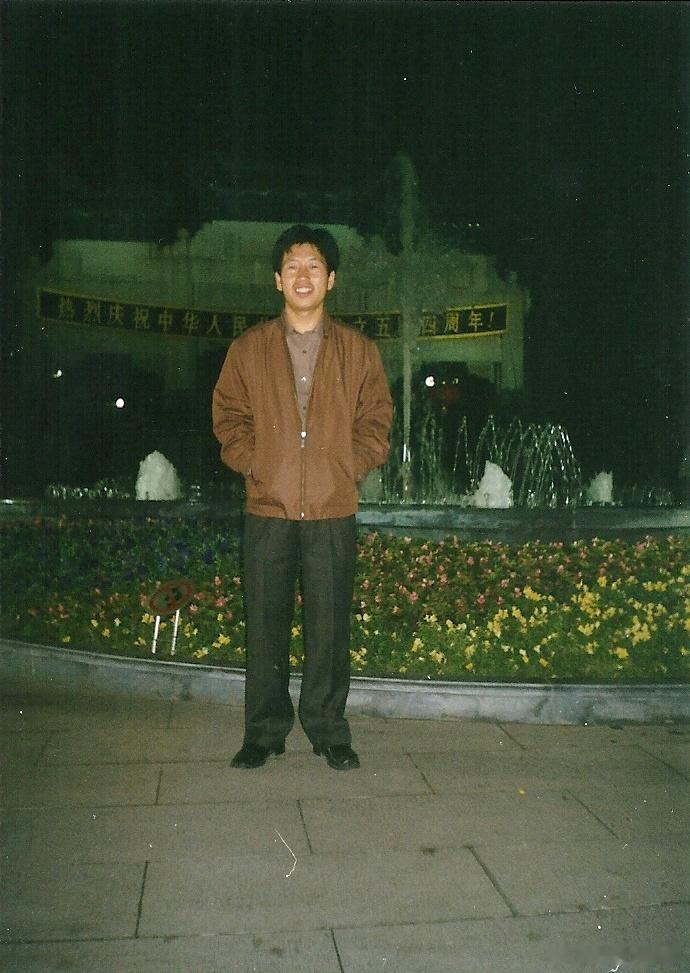 #2001和2026找工作对比#  这个咱有发言权！

不是2001，是2003年，我开始北漂；东北师范类学院，中文系专科。
因为脸皮薄，当不了销售，几乎是没人要的状态；专科学历几乎也没啥机会。
后来还是销售岗入职，意外机会转策划岗，后来就是大型活动负责人，最后就是管理岗了。

做过总助，策划并实施过夏令 ​