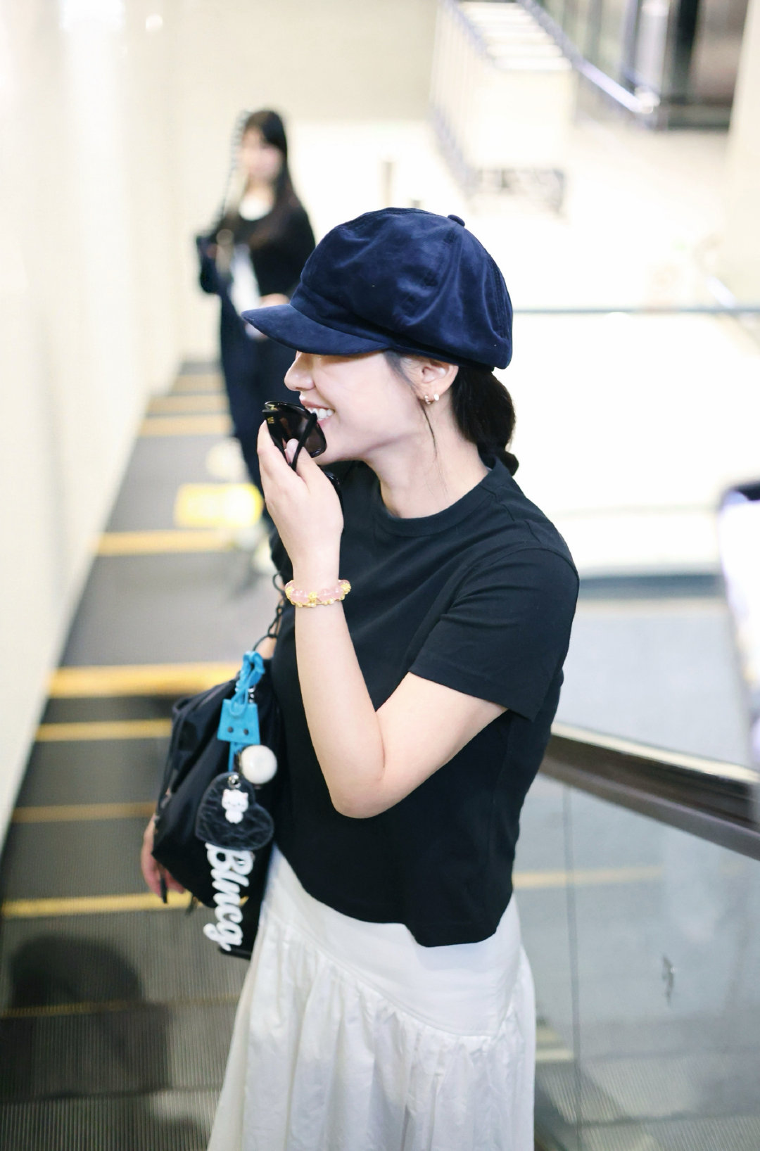 #马思纯[超话]# 20260927 SHA到达

“弯弯眉头笑盈盈” ​
