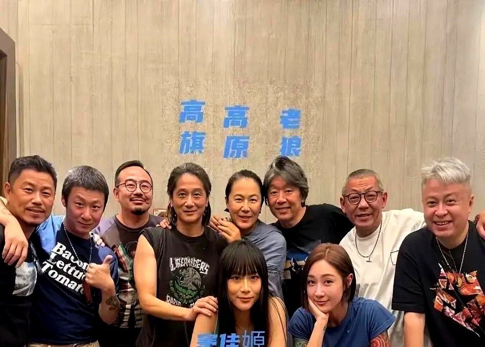 高原过了57岁生日，北京摇滚圈的老前辈去了不少。

老狼带着妻子潘茜露面，高旗和李辉也在。没搞布景，就是一顿老友饭。

大合照里高原坐在中间。24岁的女儿窦佳嫄挨着她，眉眼跟她年轻时很像。

窦唯没出现，也没人盯着这事。高原前几天刚发文把多年前的传闻澄清了。

她现在把当年拍摇滚圈攒下的人脉，都变成