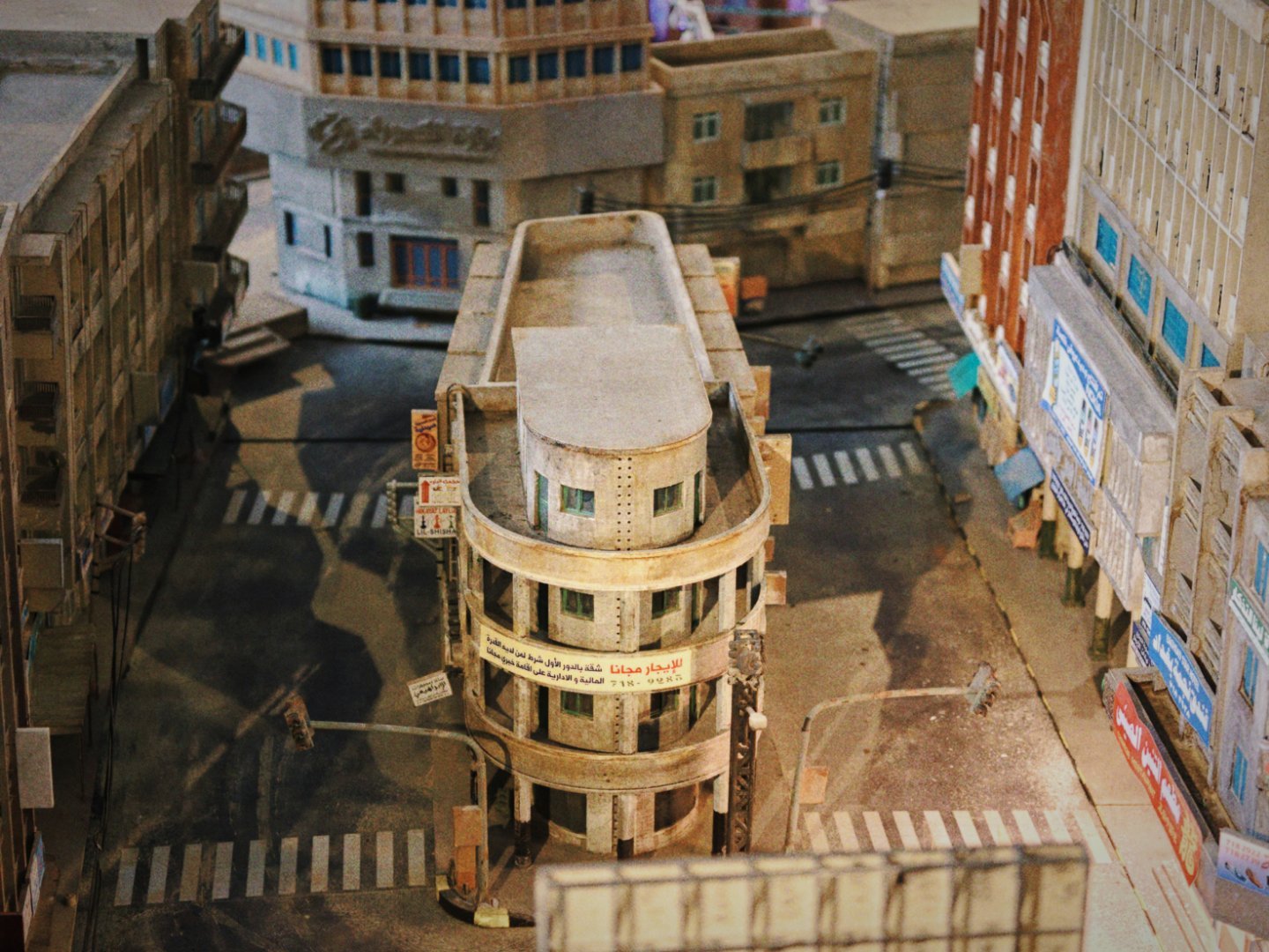参观青岛东方影都，《龙餐馆》的景已经拆除了，只能拍一拍场景模型和坦克了，《蛟龙行动》的景倒是保存的非常完整。  ​