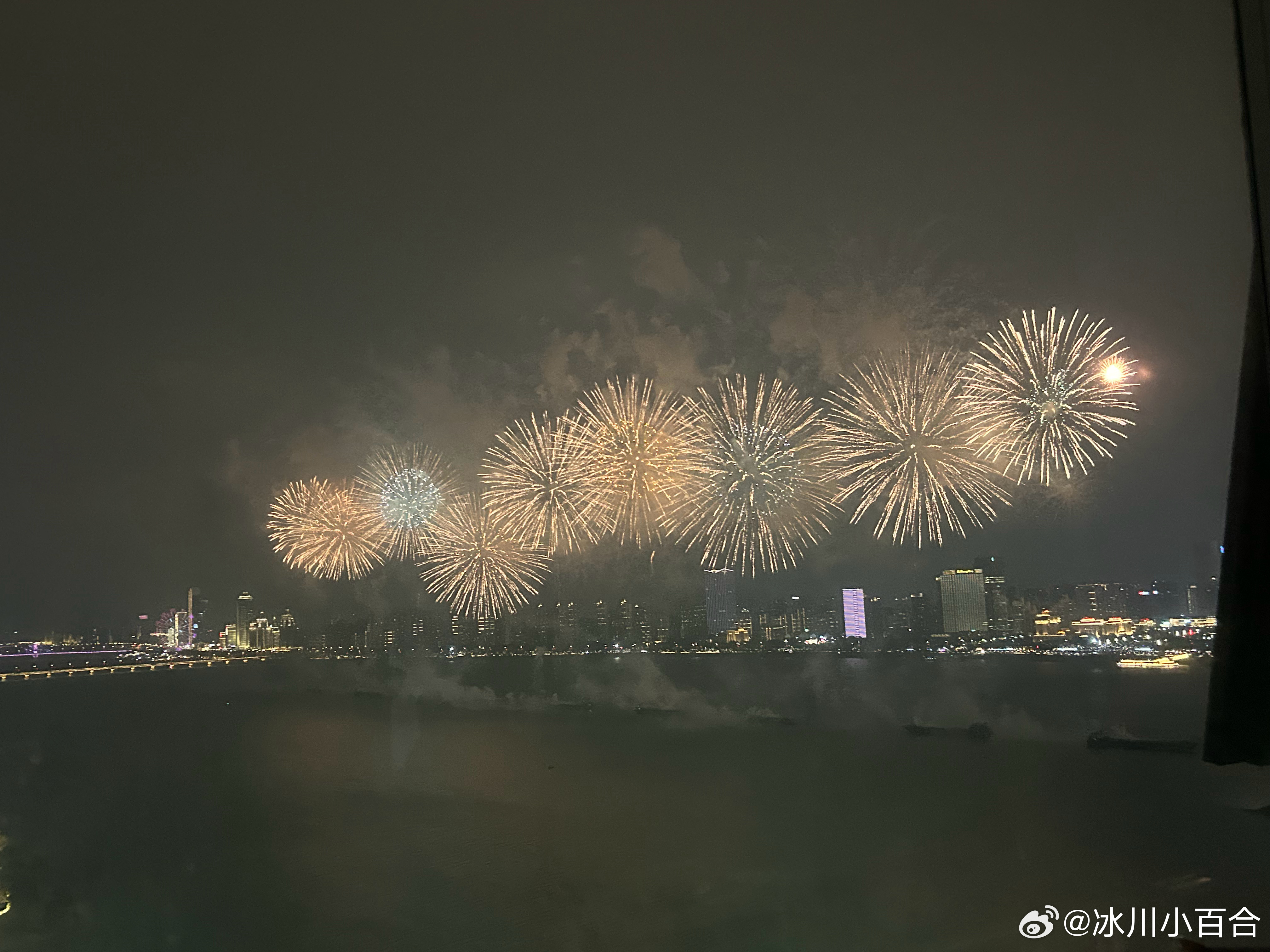 南昌的烟花秀如此出圈，这还是我第一次去现场凑热闹，也成为昨晚烟花晚会现场的一百三十万分之一。多亏有我家兔总提供28层无敌江景观赏位，否则我这把老骨头汇在人流中可要吃苦头了。[哈哈][哈哈]
照片是随意拍拍，不及肉眼所见的美。所有一同看烟花的伙伴，大家各自带来的美食，九人版的狼人杀游戏， ​