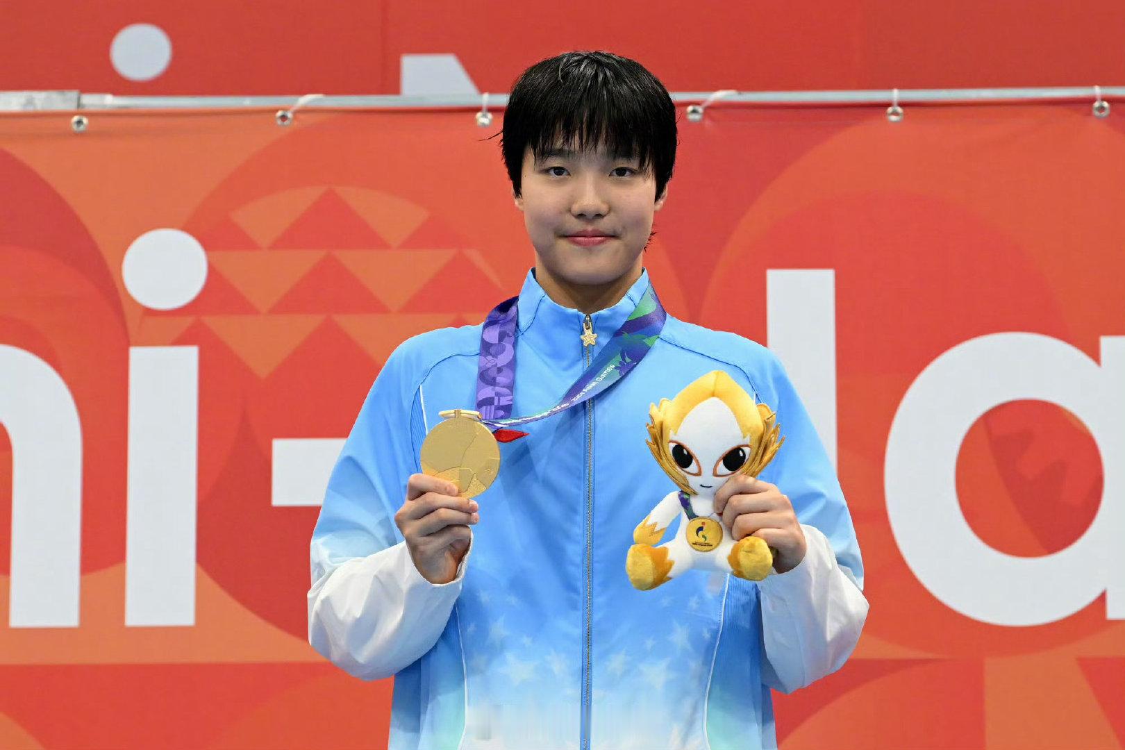 #13岁于子迪MVP#【#于子迪最有价值运动员#[赞]】据央视新闻报道：#2026亚运会今天闭幕#，13岁的当选亚运会女子最有价值运动员。本届亚运会，她勇夺3枚金牌，其中，200米个人混合泳游出2分06秒10，刷新亚洲纪录。祝贺小将，未来可期！ ​