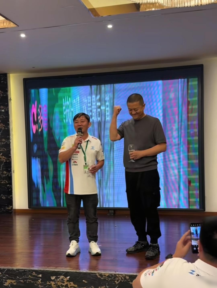 李亚鹏被张雪邀请去意大利看比赛，李亚鹏：我真的是特意来的，这是我跟张雪第一次见面，我们俩惺惺相惜，他支持过我们嫣然，感恩的心就在这儿。

一个演员，一个造车造机车的，本来八竿子打不着，偏偏因为做公益这件事走到了一起。我倒觉得这才是最让人服气的地方：真心做过事的人，不用多介绍，一句“支持过”就够了，别
