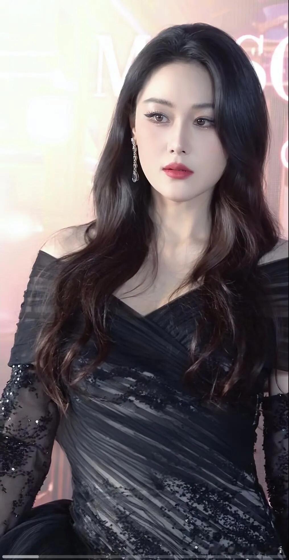 内娱最漂亮的美女，比刘亦菲和高圆圆都要有气质了。她是属于耐看型的女人...