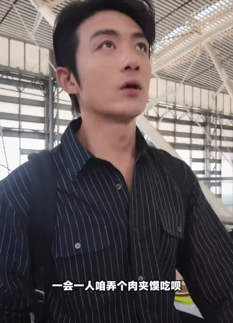 #李泽锋给站姐买苹果18pm#李泽锋最近一段接机 vlog曝光。别明星接机收收信就完了，他不仅跟站姐有说有笑，甚至被拍到给站姐买东西、私下遇到了还帮对方买单。这哪是粉丝和偶像，根本就是自家亲戚！
网友立马给他封了个新赛道—_“内娱把站姐当亲闺女养第一人”。有人调侃说他除了长着一张“渣男脸”， ​