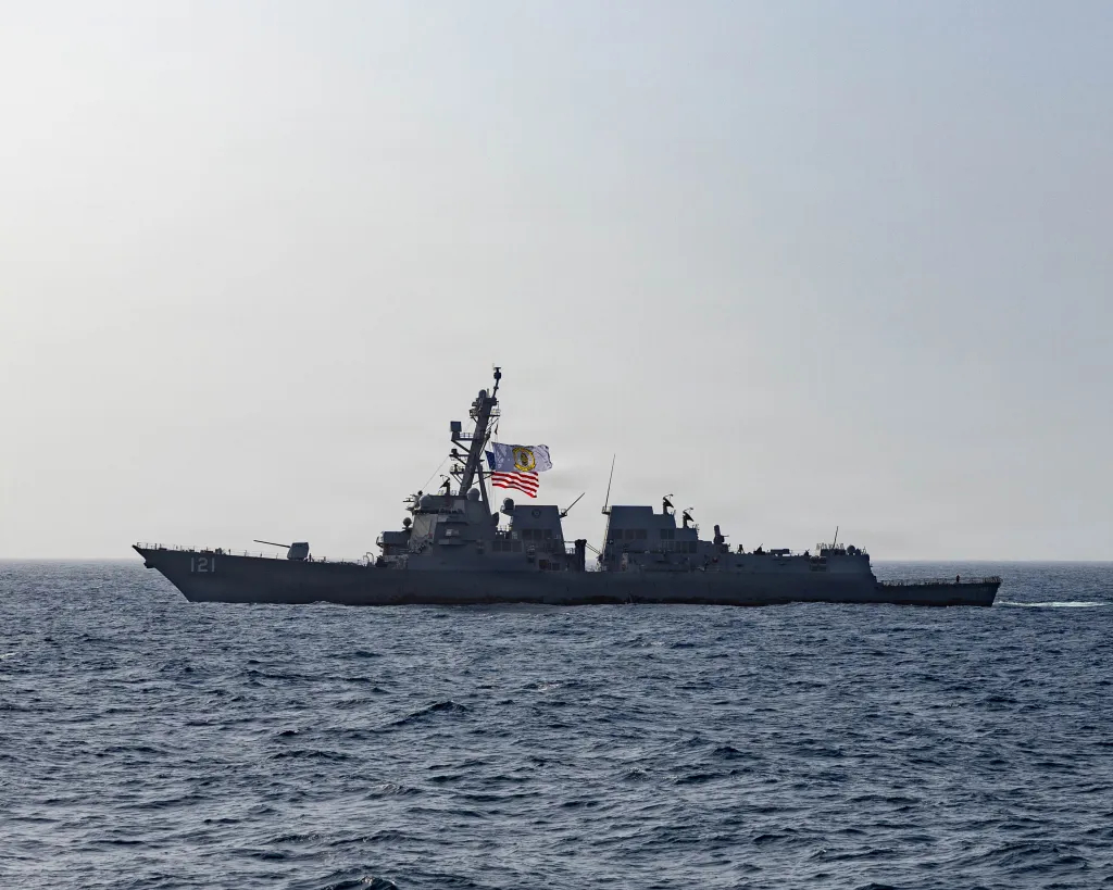 #烽火问鼎计划##每天认识一件兵器# 美国海军亚伯拉罕·林肯号航母在提康德罗加级巡洋舰罗伯特·斯莫尔斯号和驱逐舰弗兰克·E·彼得森·朱尼尔号护航下通过马六甲海峡和新加坡海峡，进入南海，前往泰国林查班港进行休整。罗伯特·斯莫尔斯号此前属于乔治·华盛顿号航母打击群，8月中旬还在随该群向西北方向航行 ​
