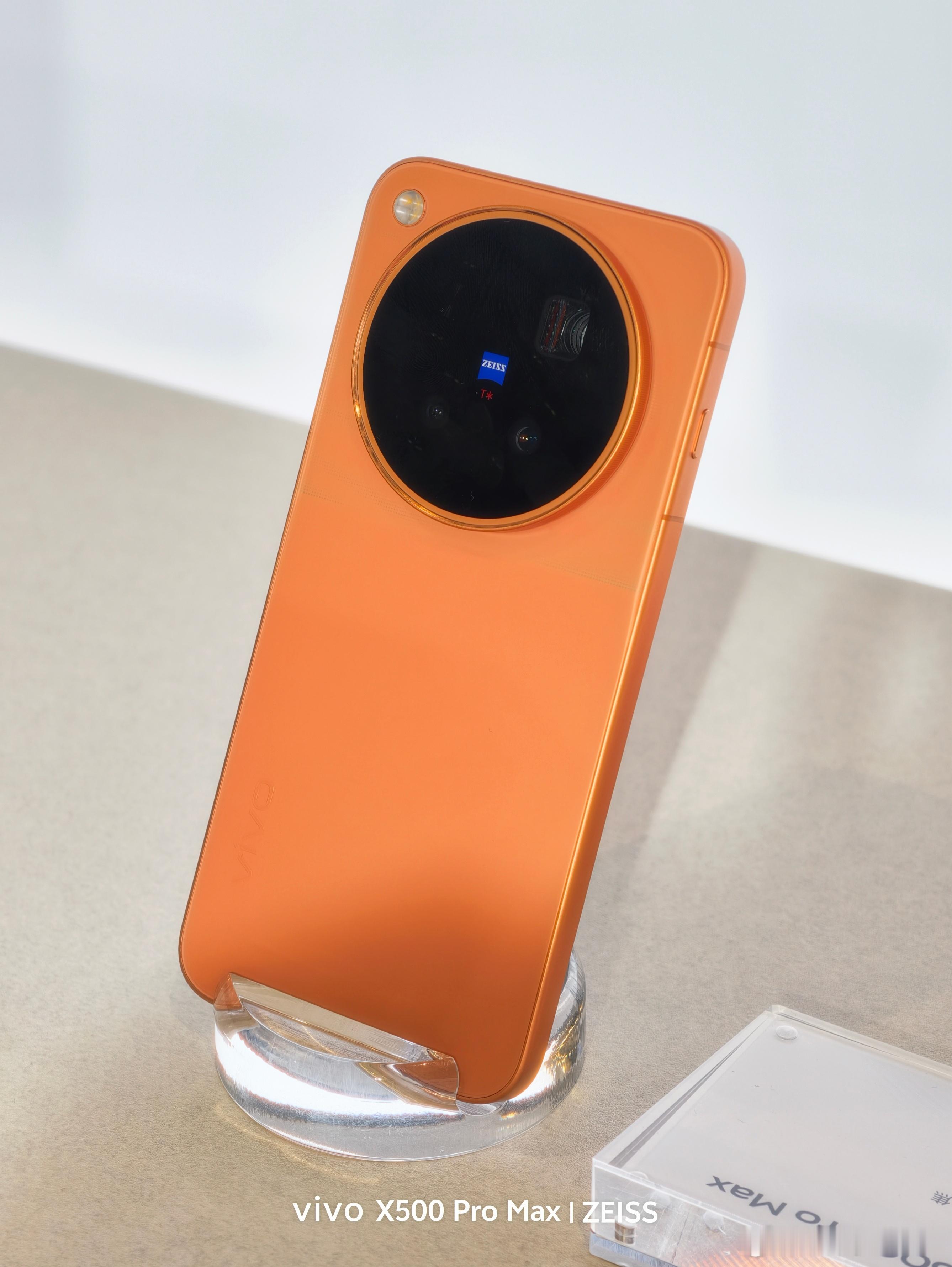 移动影像新范式——X500 Pro Max

X300 Pro在我手里已经过去了近一年的时间，在这一段时间中他一直都是我心中的“最强大杯”，时至今日依然顶尖的影像系统，显示效果足够强大的京东方旗舰屏幕，以及仍在发光发热的天玑9500旗舰芯片。你问我他距离Pro Max还有多少距离，那就是主摄和屏幕还有提升的空间 ​