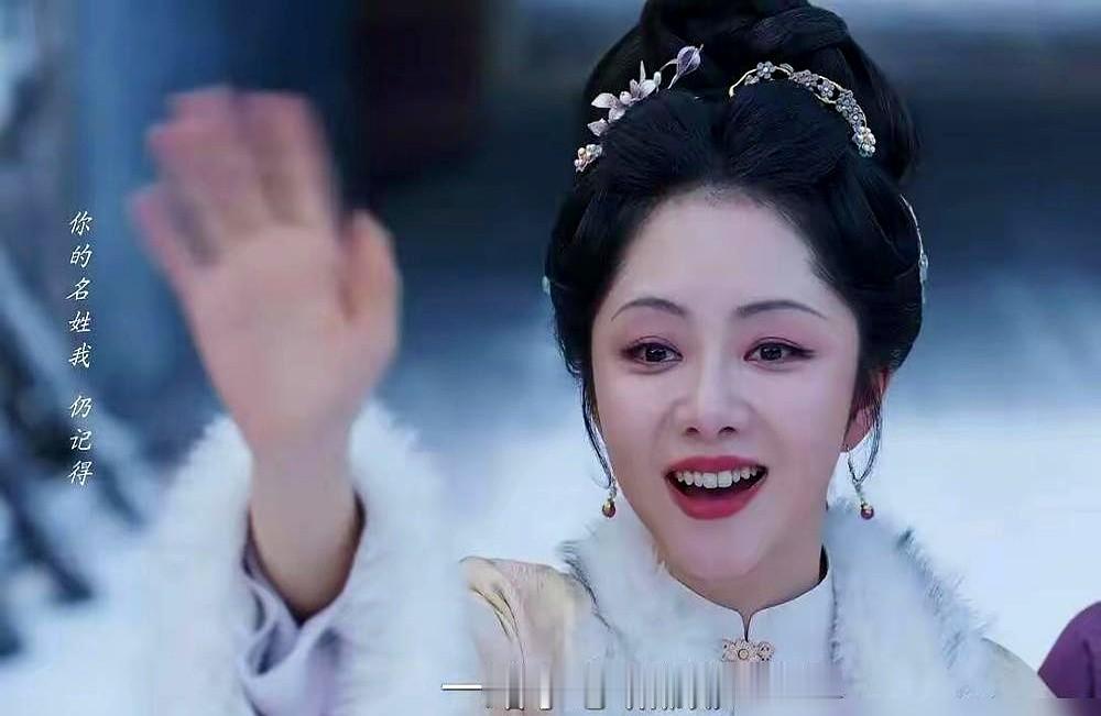 “她不是不想求救，是那个连她名字都记不住的男人，不配看见她低头。”刘美含这样回应角色争议。

剧里女主被卖青楼，替她接客受辱的却是女配吕蕺儿。林锦岐在楼里找许兰香时，吕蕺儿跟他擦肩而过却没出声。这剧情直接把编剧骂上了热搜，观众觉得太降智。

但事情没按套路走。

吕蕺儿没花男主的钱，自己掏三万两白银