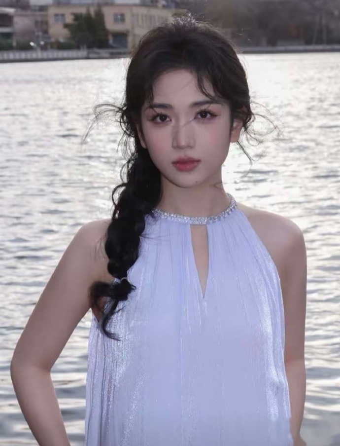 代露娃回忆拍戏往事，只因饭后默默离场，被导演指出缺乏教养
 
演员代露娃在节目里分享的一段拍戏经历，引发不少网友讨论。她提到早年拍戏聚餐，吃完饭后没有打招呼，直接默默离开，这件事被导演当场指出，说她这样的做法缺少教养。
 
这件事给代露娃留下很深的印象，也让她恍然大悟。在此之前她并没有意识到，简单一