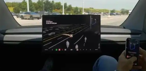 没方向盘也能挪车！特斯拉Cybercab应急方案曝光：点屏幕就能开
完全取消方向盘和踏板的自动驾驶出租车，遇到需要人工挪车的时候怎么办？
一段在美国得克萨斯州奥斯汀超级充电站拍摄的实测视频，揭开了答案。
视频显示，一台量产版Cybercab在自动泊车时车位出现偏移，充电枪无法对接。车内测试工程师通过