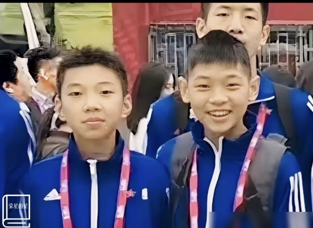 一张老照片，廖三宁和崔永熙还是孩子，穿着同款训练服，在东莞的球场上抢一颗球。
没人想到十几年后，这俩表兄弟真的一起披上国家队球衣，站在亚运会半决赛，打的是日本。
崔明光带出来的苗子，一个练成了后场发动机，一个练成了能锁死对面的锋线。
9月18日那场球，廖三宁变向、抛投，崔永熙自投自抢、补篮，俩