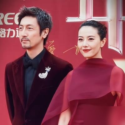 赵又廷被粉丝当面喊“我喜欢你老婆”，他头都没低，回了句“我也喜欢我老婆”。
就这句，直接把“夺妻之恨”的梗给破了。
高圆圆跟谁搭戏都有CP感，唯独跟赵又廷同框，很多人说违和。说白了，就是觉得他长相普通，配不上。可你翻翻这两年的路透，三亚街头十指紧扣，海南度假边走边聊，状态骗不了人。
她还聊过生