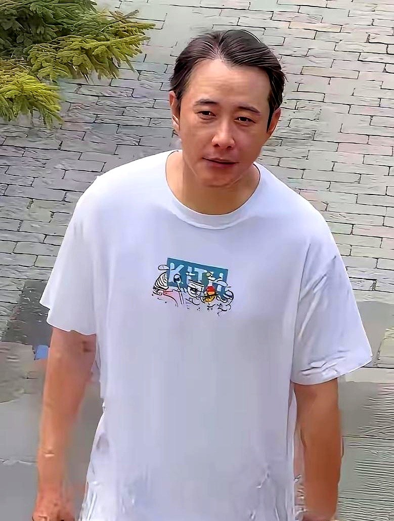 罗晋和唐嫣最新同框的画面一出来，评论区炸了。这还是当年那个鲜衣怒马的古装男神吗？

照片里，唐嫣依然满头浓密长发，笑得甜美，仿佛岁月在她脸上按了暂停键。再看走在旁边的罗晋，发际线悄悄后退，头顶肉眼可见地稀疏，身板也不再像荧幕里那样板正，透出几分回归柴米油盐的松弛感。

这两年他接戏锐减，几乎淡出了大