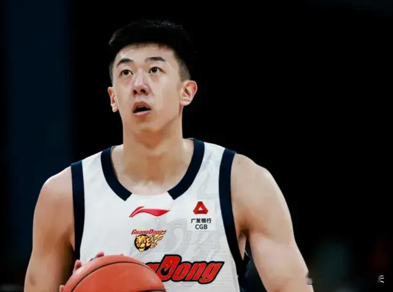 王少杰打了21分钟，竟然0个篮板！作为宏远首发中锋，表现不如宁波鲁吐布...