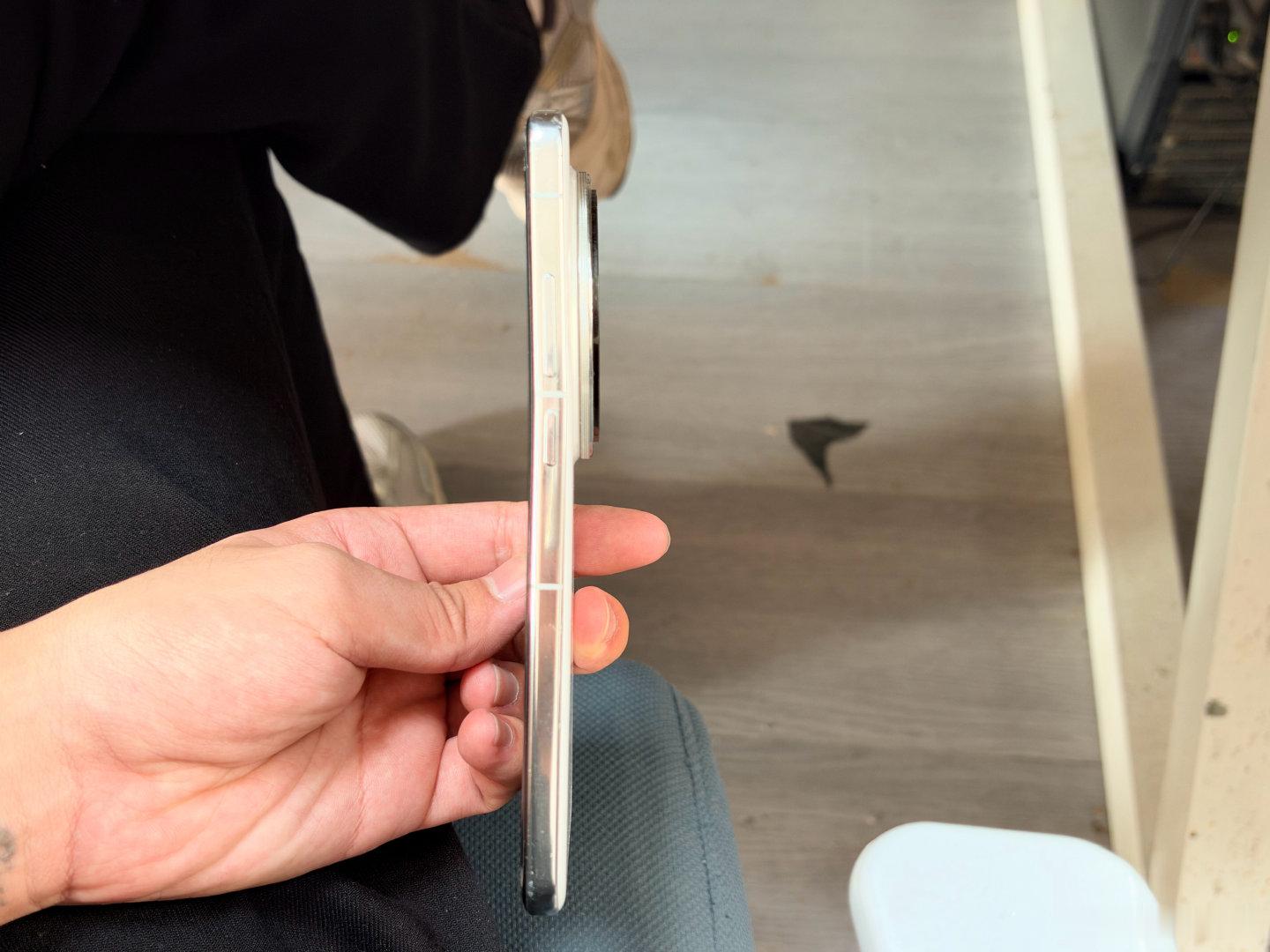 草，今天摘下壳来擦手机才发现它弯了，谁坐我手机了没做声 ​