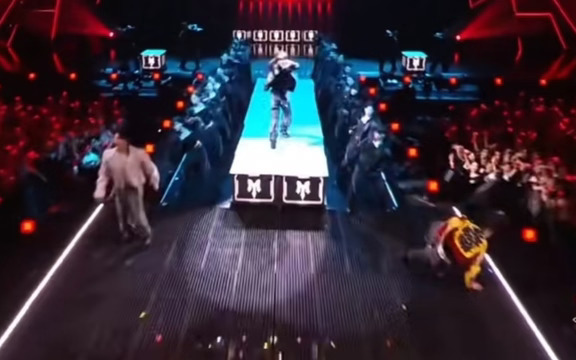 小沈阳摔倒！