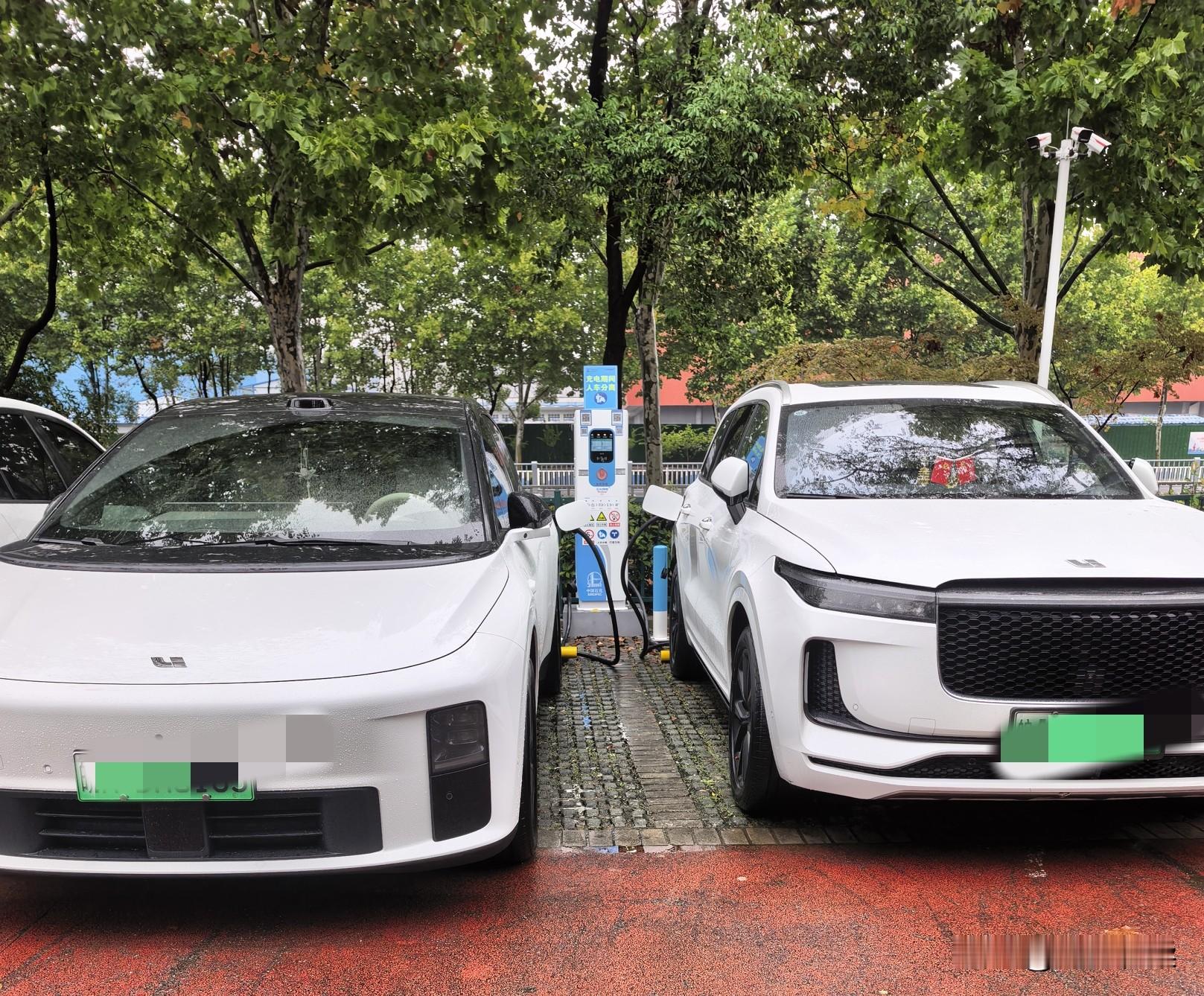 我的理想 i6……

今天来给理想同学充电……

遇到了它的同门兄弟，大哥哥
2021款理想one也在充电。

车主人很不错，看我们车位小，他把充电枪拔下来，把车靠边又停了一下，方便我们入库，后又继续充电。

他说他的理想one是电车加增程，电车续航150公里左右。

我听了很诧异，续航这么短吗？