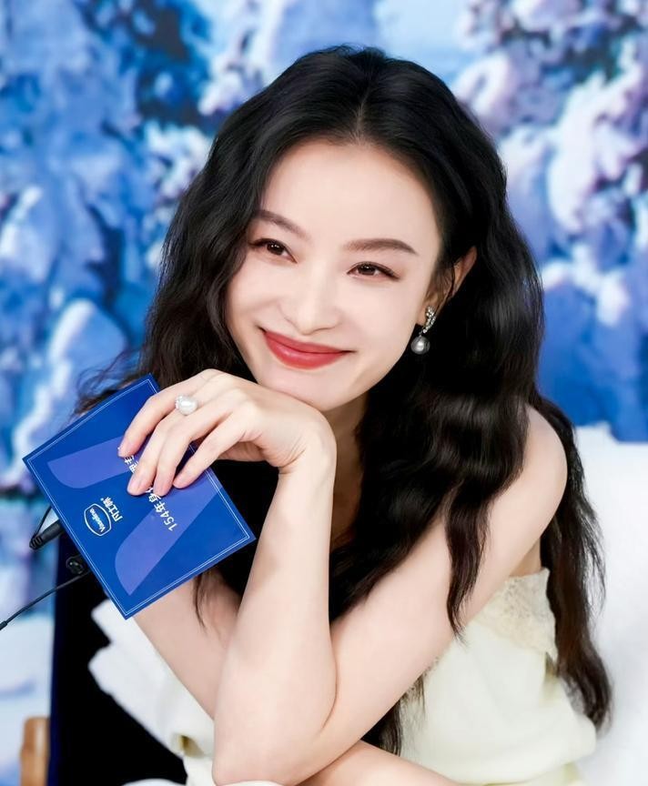 38岁还不结婚，倪妮不是没人要。
和冯绍峰同居三年，她上门讨好未来婆婆，对方却私下跟儿子说她“主见太强，你驾驭不了”。和井柏然爱了两年多，一个常驻横店拍《宸汐缘》，一个远赴纽约工作，半年见面不到20天，最后聚少离多散场。
两段感情她都掏了真心，都输给了“谁都不肯为谁停下来”。
如今冯绍峰结婚又离婚，