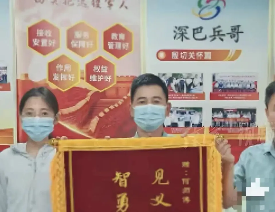 “真是亲生的吗！”18岁女孩为逃婚跑到深圳，父母竟雇人当街把她拖上车，强制退学，连夜拉回甘肃。20多个小时后，女孩被救下。当街强拖、跨省带回——这到底是“管教女儿”，还是非法拘禁？谁给了父母这么大的胆？

一个18岁的姑娘，老家甘肃，被爸妈背着她许给了别人。彩礼收了，高中也不让读了，哪怕她考上了照样