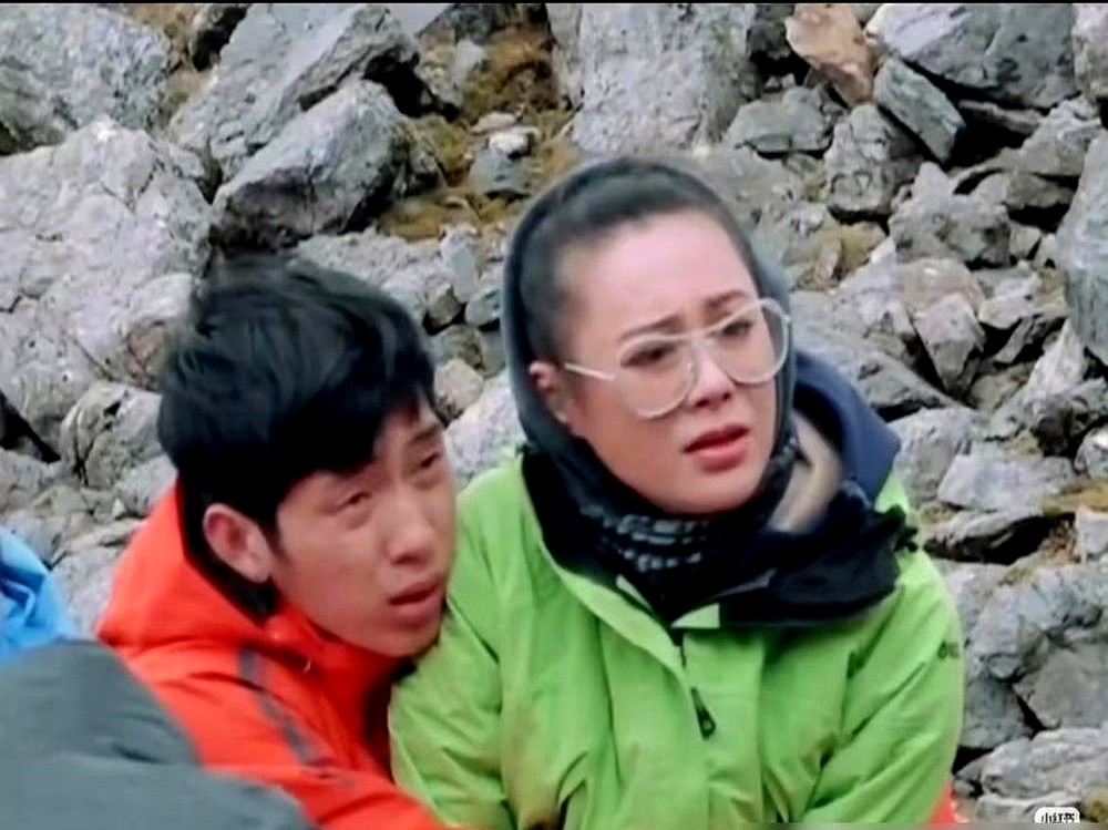 都说井柏然在《花少2》修罗场里藏得深。看他深夜和杨洋徒手搬13件行李爬150级台阶，搬错重来当场崩溃，这哪是心机？

当导游分房车帐篷，面对宁静、许晴、毛阿敏，他把自己熬成来回传话的“三夹板”，硬是没让任何一方下不来台。事后采访发外号，榴梿少女、气场女王，端水端得滴水不漏。

他自己感叹“在跟女人相