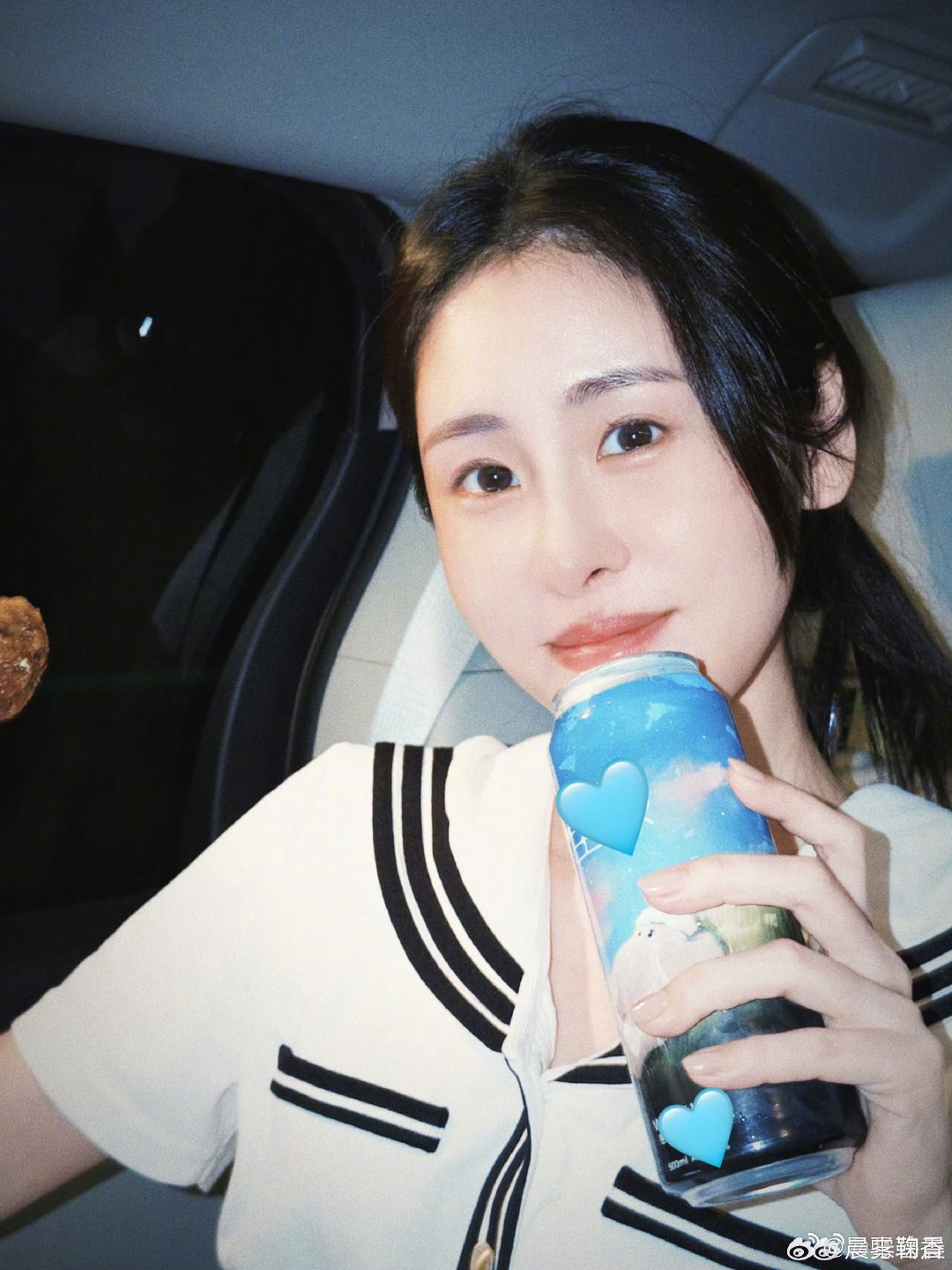 #张碧晨[超话]# 车内碎片，温柔氛围感拉满✨
Casual night snapshot, soft and gentle.
 
#张碧晨# ​