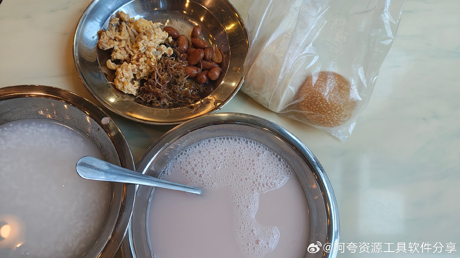 一块钱就能包吃饱、吃好✨
馒头、炸圈还可以打包带回岗位当上午茶。
物价飞涨的当下，这样暖心的平价餐食真的太难得，人间烟火最抚慰普通人。为这份实实在在的福利点赞。
#人间烟火 #福利暖心瞬间 ​