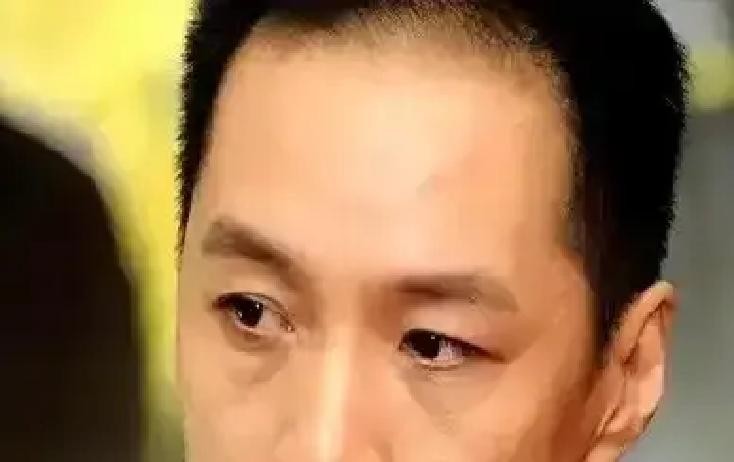 冯远征被冯小刚当着四百多号人破口大骂，他没还嘴，当场低头道歉。

2012年《一九四二》上映，网友骂“大过年看饿肚子”。冯远征被批，没辩解，没发小作文。

他干的事：一周练好坠胡，拉给张国立听。张国立说“你拉得很像”，冯远征回“就是我拉的”。

冯小刚规矩：所有演员进组前必须掌握角色技能，糊弄直接点