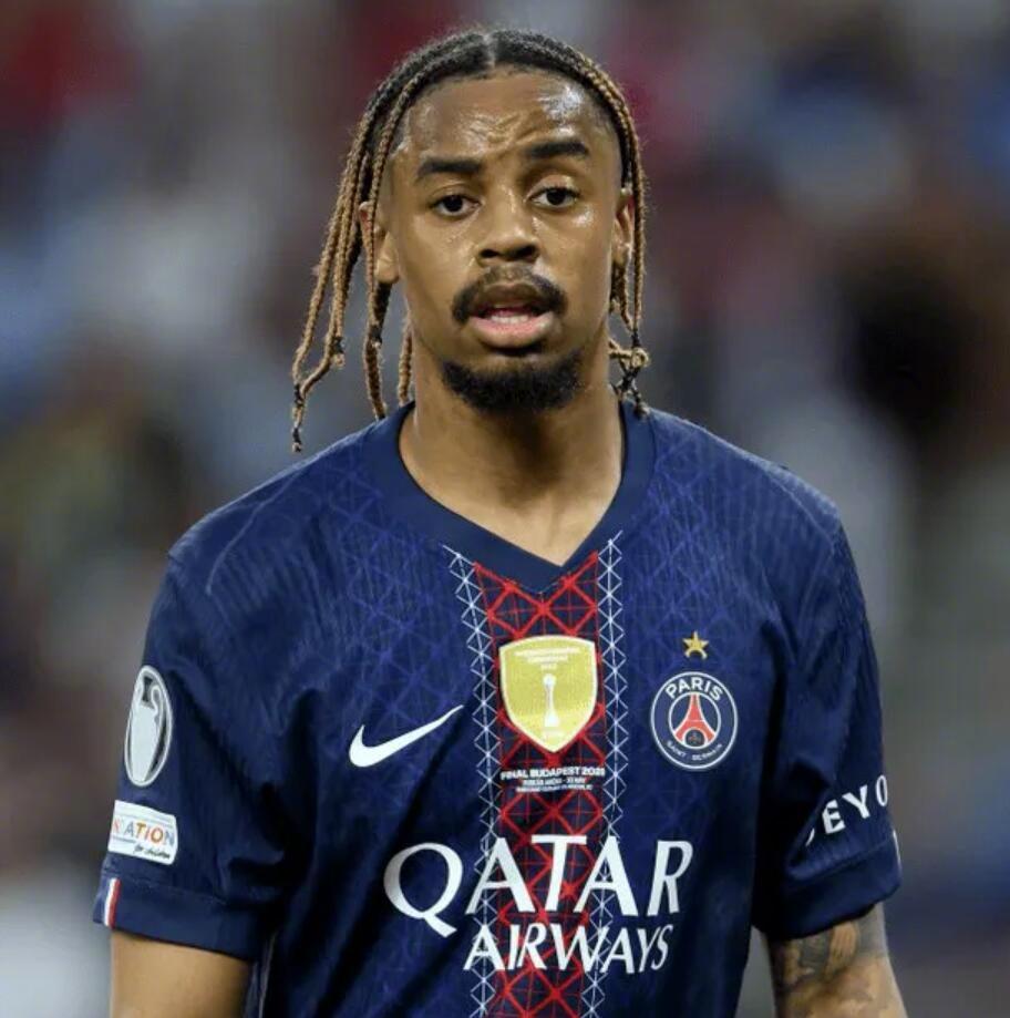 根据多家法国媒体报道：布拉德利-巴尔科拉与巴黎圣日耳曼（PSG）的合同...