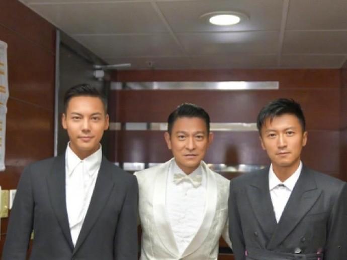刘德华、谢霆锋、陈伟霆站一块儿，陈伟霆确实最抢眼，年纪最小，个子也最高，往那儿一站，肩宽腿长，外形优势很明显。

谢霆锋则是另一种感觉，酷劲儿写在脸上，不笑的时候自带生人勿近的气场，笑起来又有点少年感，活力值拉满。

刘德华虽然看起来不占身高便宜，但骨相太能打了。鼻梁、下颌、眉眼都特别立体，哪怕站在