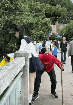 桥上“老太”一拐一拐撞掉姑娘的包，姑娘刚想发火，对方却秒变小伙子，腰板...