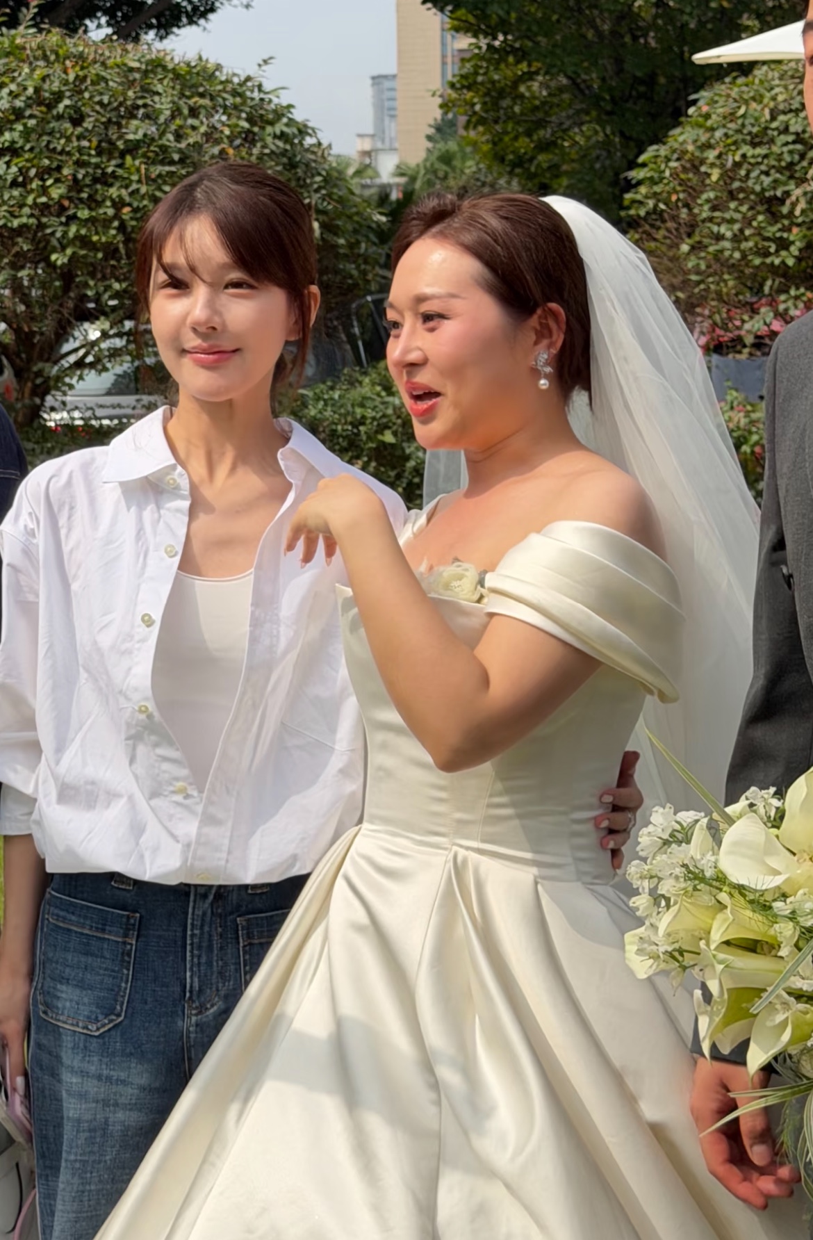 网友国庆节参加婚礼偶遇赵露思，估计她也是去参加亲友的婚礼，从衣着上看赵露思很有分寸，只是穿着简单的牛仔裤和白衬衫，一点没有抢新娘风头的意思。如果女明星打扮起来那一定是全场的焦点，赵露思很显然没有这样做，说明她人品很好，知道什么场合穿什么衣服。从这点上也可以看出露思很借地气，不会因为自己是大明星就不会