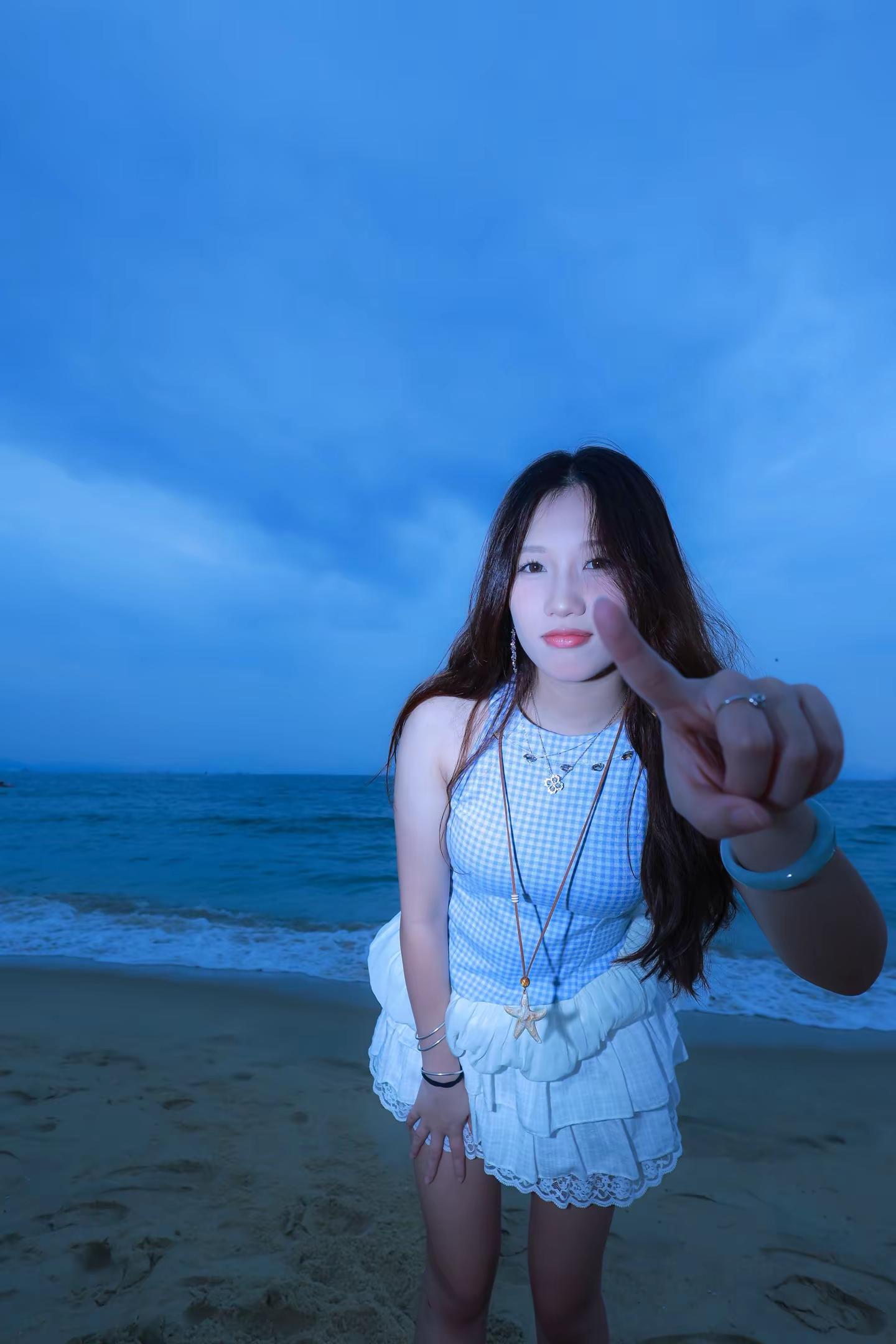 挑战给100位陌生人拍照。深圳大梅沙，偶遇一位全自动摆姿模特小姐姐，竟...