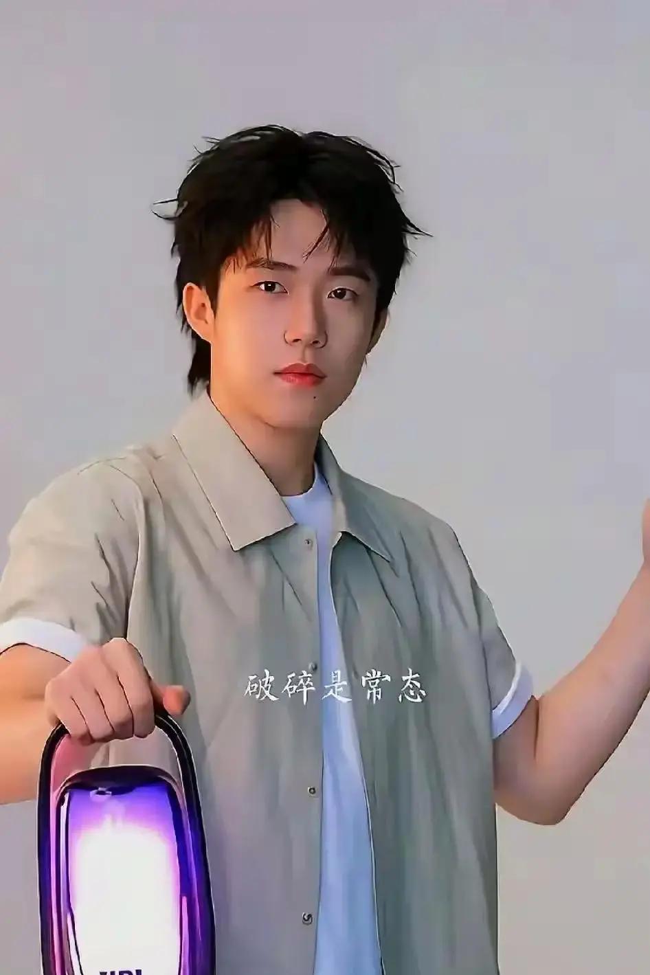 很多网友都在疯传王楚钦的一段“深夜自白”，字字句句全是扎心的撕扯，可说实话，这话到底是不是他亲口说的，根本没人在意了。
大家之所以拼命转发、跟着破防，无非是因为这段话，恰好踩中了他这两年最真实、最狼狈也最硬气的样子。
竞技体育这碗饭，从来就不是顺风顺水的故事。
从巅峰摔进泥潭，再被推到放大镜底