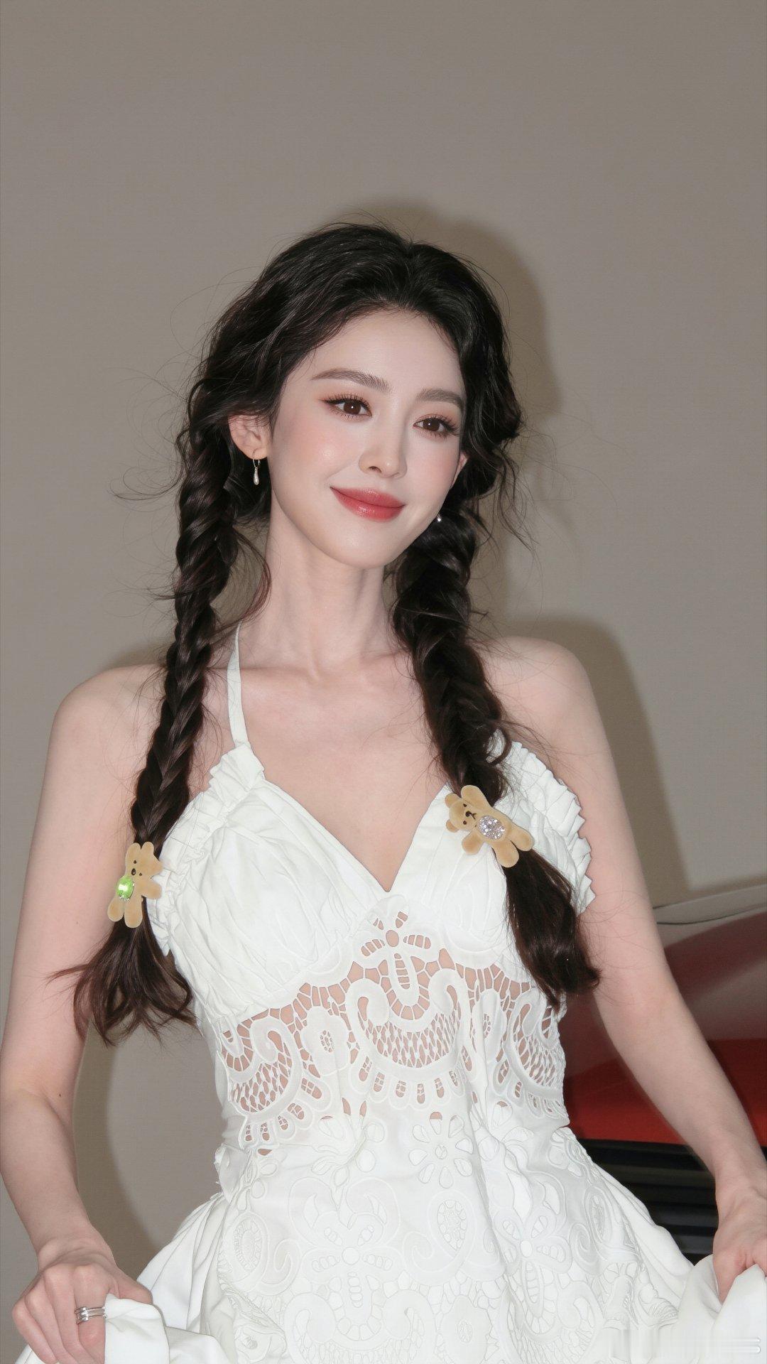 #娜扎[超话]# 灵魂还在度假，在所有的道别里，我最喜欢“下次见”，但假期跟我说“再见”#娜扎# ​