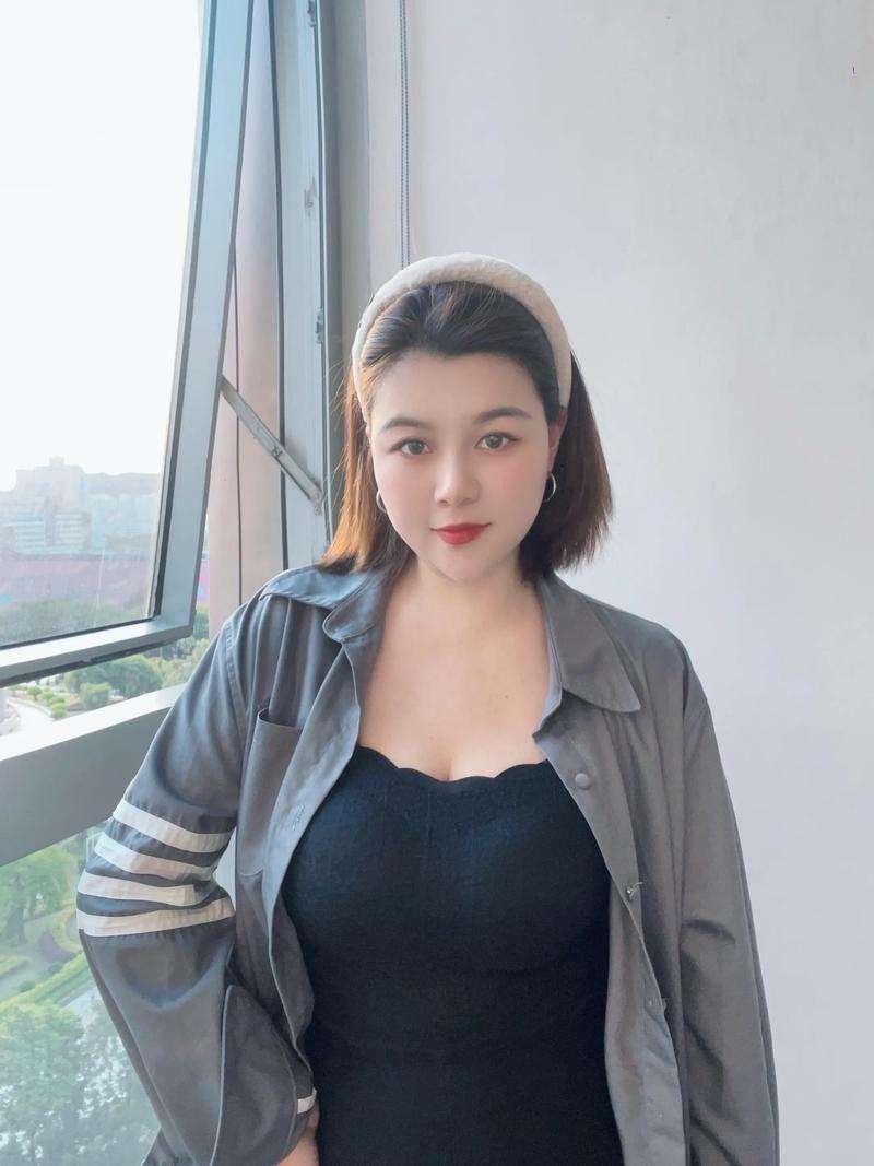 都市女孩，时尚穿搭，自信满满，都市风光，尽收眼底