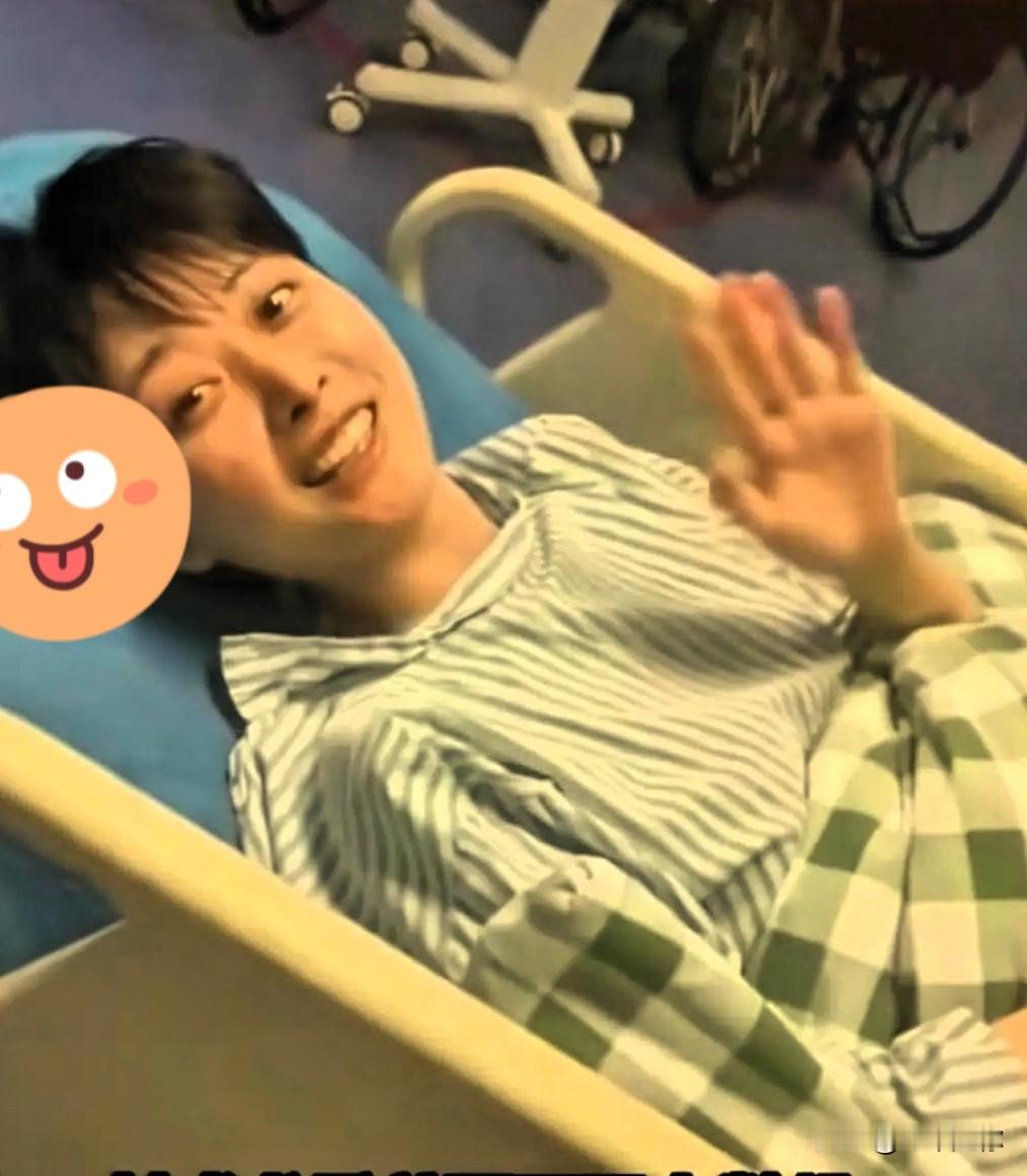 真是命大，长沙一名27岁女子，意外从35层高楼坠落，竟然奇迹生还。

近日女子出镜，讲述这场创造生命奇迹的经历。2025年6月10日清晨，她从35楼意外坠落，被紧急送入湘雅三医院。
当时她生命岌岌可危，意识丧失，全身多处毁灭性创伤。医院得知她是从35楼坠落，也十分震惊。家属赶到医院，哭着恳求医生，不