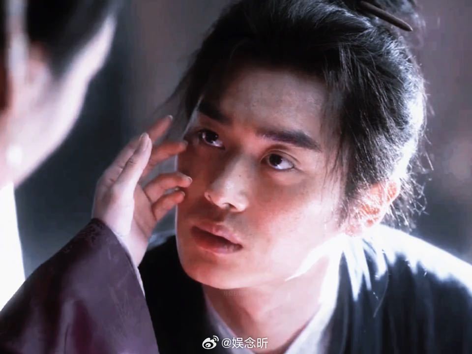 #张水仔扮演者评论区现状#辛浩江塑造的张水仔让人印象深刻，忠犬海盗人设，既有为爱人赴汤蹈火的痴情，也有海盗的凌厉狠劲。评论区热度爆棚，大家热议角色。郑合惠子的杜翠雀疯感出彩，两人的对手戏氛围感强烈，反派塑造立体又富有感染力。[吃瓜] ​