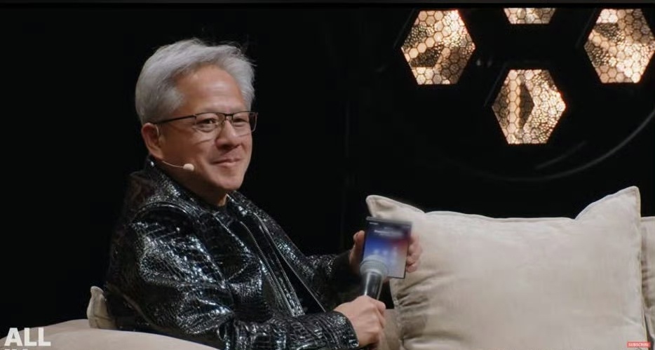 #AI该不该踩刹车#
黄仁勋在最新的演讲中，他反驳了Anthropic CEO 呼吁放缓AI发展节奏的长文，并认为“AI末日论”这种说法没有科学依据，也指出世界的模型竞争，真正比的是谁更会用。

其实，现在AI刚刚发展了几年还是在初期，而且这是中国和美国竞争未来的领域，现在美国相对领先一些，但是中国也紧随 ​