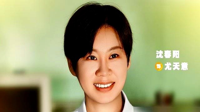 谁也没料到，首次跨界当导演的沈春阳，能从国庆档硬生生砍下2.4亿票房。

片子里没了东北喜剧惯用的拼酒和荤段子，二十多位大咖甘心当绿叶，小沈阳也收起所有小动作，老老实实演戏。夫妻吵架不摔碗、不扯嗓子喊，全靠饭桌上两秒钟的对视和低头扒饭，把日子里的心酸全端了出来。

面对开拍前的满屏看衰，她只说自己尽