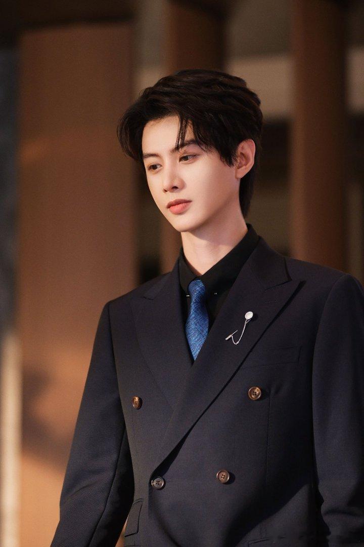 #李柯以何健麒新剧先工后爱##饶雪漫为李柯以何健麒定制剧本# 《影后的剧本出了错》今日开播！看冷面总裁如何一步步沦陷，先工后爱的设定太带感，这对CP甜度爆表 ​