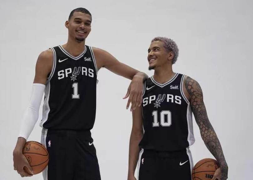 10月18日NBA清洗名单里，最扎心的是尼克斯裁布鲁斯·布朗、最可惜的是开拓者裁索汉。布朗是掘金夺冠那年的老轮换，结果尼克斯卡着第二土豪线，末端名额只能二选一，最后留了怀斯曼当第三中锋，布朗说放就放。开拓者这边更让人皱眉，索汉季前赛4场场均6分3.8板、命中率62.5%，锋线本来就不厚，还是把他裁了