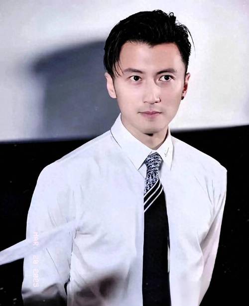 谢霆锋死活不去那英演唱会？换我我也不去。

当年那英劝王菲分手，话都说到那份上了，现在台上台下装热络？谁心这么大？

不是记仇，是这事搁谁身上都硌得慌。你劝我女人离开我，我还去给你捧场？我图啥？图你当年那句“为你好”？



演唱会不缺他一个观众，但他要是去了，等于默认那英那档子事翻篇了——可翻篇是