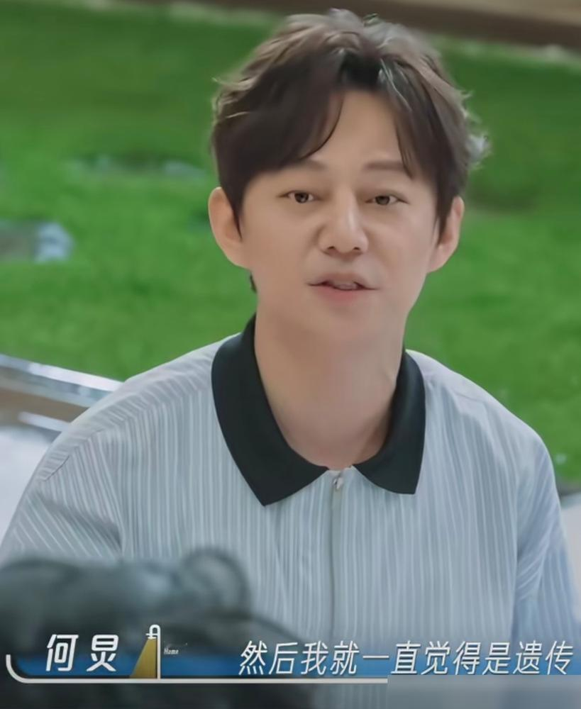 何炅家饭桌上从来没有香菜，几十年了，不是不爱吃，是他爸妈压根不敢说。
他爷爷不吃，他和哥哥也不吃，家里做饭就自动绕开这玩意儿。后来何炅才无意中发现，他爸妈其实特别爱吃香菜，背地里自己拌着吃，当零食一样。藏了一辈子，就为了迁就老人和孩子。
何炅说这事的时候语气很平静，评论区全炸了。
他那种照顾所