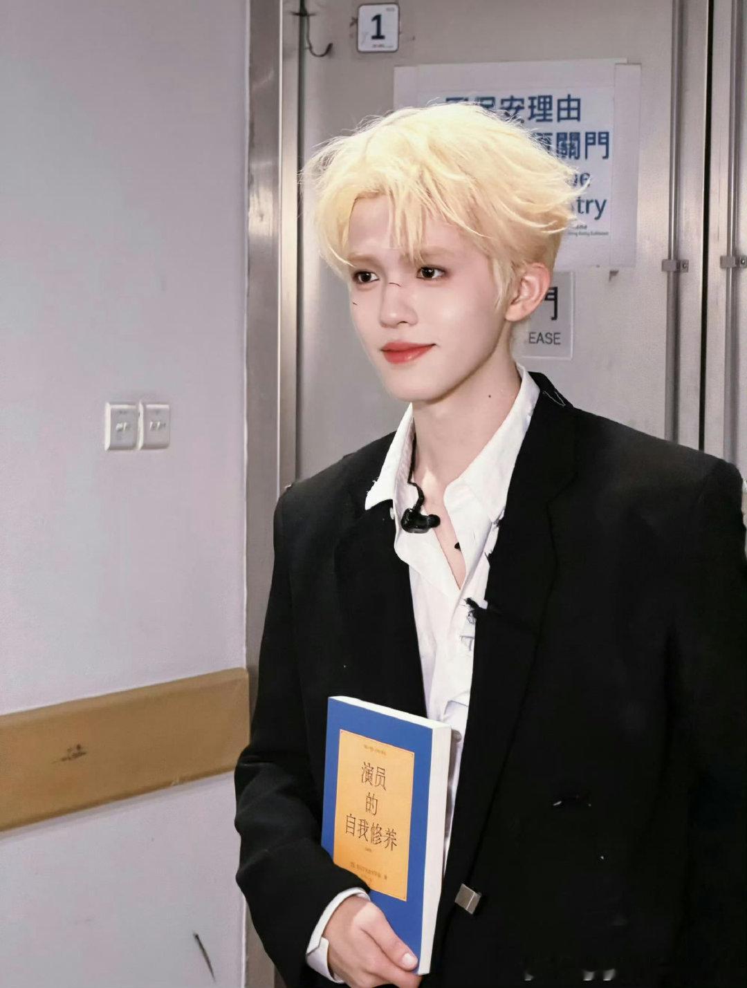 #李昊最需要情绪价值之人##李昊小猫要鼓励#李昊心思细腻柔软，是很需要情绪滋养的小猫。一点夸奖就能给他满满的力量，多些鼓励，他就能更自信地尽情发光。 ​