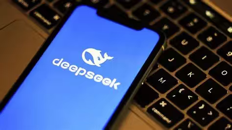 DeepSeek花177.6亿买华为芯片，说往后用AI会更便宜

DeepSeek在内蒙古乌兰察布建的数据中心，打算装上16万颗华为昇腾950DT芯片。16万颗是个什么概念？半年前国内最大的国产算力集群才1万颗，这一单是它的16倍，放到全球也排得上最大那一拨。

这么多芯片拿来干啥？说白了就是给你我