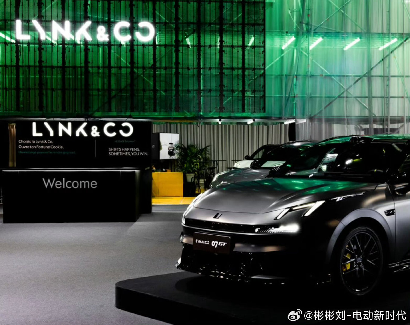 #中国旅行车销冠领克07GT亮相巴黎#领克07GT巴黎车展完成欧洲首秀，预计2027年登陆欧洲市场。
国内这边，领克07GT已经连续两个月拿下旅行车销冠，8月6056台、9月5130台。
以前进口旅行车动辄几十万，情怀溢价拉满。而07GT靠插混，把高性能瓦罐的门槛打了下来。
2.84米轴距，后备箱最大拓展到1665L，带原厂拖车钩；还有赛道底盘+MRC磁流变悬架，兼顾家用装载与操控。
这次亮相欧洲，有种旅行车“回到故乡”的味道。
中欧团队联合研发，和国内车型同厂共线生产，按全球化标准制造，背后还有吉利成熟的全球供应链托底。
当然产品过硬只是第一步。欧洲市场的渠道、售后、品牌认知，全都是需要慢慢啃的硬骨头。
中国车企出海从不是一蹴而就，像领克这样稳扎稳打，慢慢在海外打出属于中国新能源瓦罐的一席之地。
你觉得这台国产旅行车，能打动欧洲消费者吗？#2026巴黎车展#