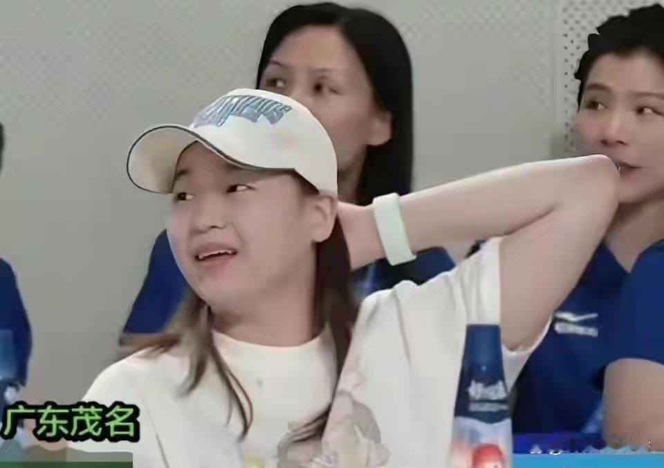 瘦了！全红婵现身茂名举办的广东省运会现场，不上场比赛、不执裁打分，披肩...